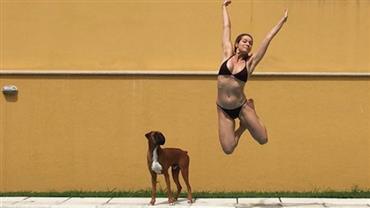 Letícia Spiller mergulha de biquíni em piscina, mas cachorro rouba a cena em foto