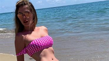 Bárbara Evans sensualiza com biquíni xadrez em praia de Pernambuco e fãs perdem o rumo