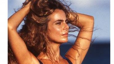 Com maiô supercavado, Bruna Lombardi relembra foto sensual da juventude: "Verão daqueles"