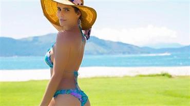 Deborah Secco exibe bumbum em foto de biquíni e fãs elogiam: "Tudo em cima"