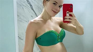 Grávida, Thaeme exibe barrigão ao posar de biquíni: "A barriguda mais feliz da praia"