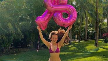 Larissa Manoela posa de biquíni para comemorar 18 milhões de seguidores