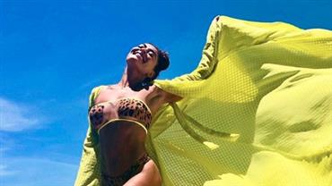 Juliana Paes exibe curvas perfeitas ao posar com biquíni de oncinha