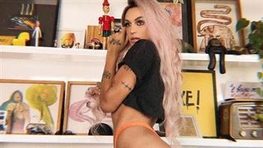 Pabllo Vittar deixa parte do bumbum à mostra ao sensualizar com calcinha cavada