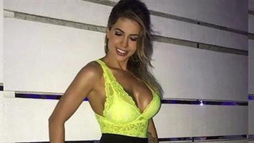Cacau Colucci abusa do decote e saia curta em clique