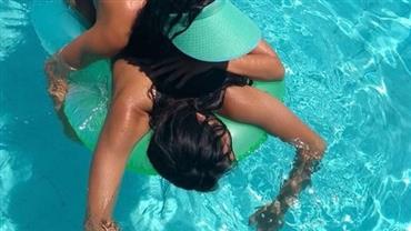 De topless, Bruna Linzmeyer posa abraçada com namorada em piscina