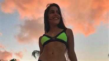 Ex-BBB Emilly Araújo posa de biquíni neon e diz: "Muito bem comigo mesma"