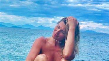 Lívia Andrade posa de topless e brinca: "Pagando peitinho mesmo"