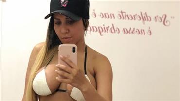 Mulher Melão deixa escapar tatuagem em região íntima ao posar com biquíni de fita adesiva