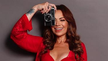 Solange Almeida exibe corpão ao posar com lingerie vermelha