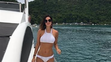 Mãe de três, Vera Viel exibe corpo sequinho ao posar de biquíni