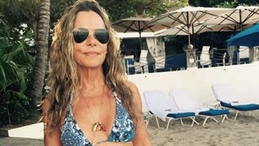 Aos 66 anos, Bruna Lombardi posa de biquíni e fã elogia: "Beleza natural"