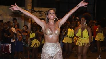 De biquíni e saia transparente, Lívia Andrade se esbalda em 1º ensaio da Paraíso do Tuiuti