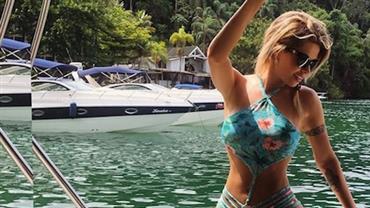 Cacau Colucci posa de maiô florido e diz estar com saudade do RJ