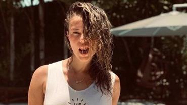 Paolla Oliveira posa sexy de regata e cabelo molhado: ''Girl Power''