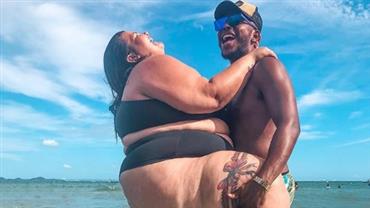 Bailarina de Anitta, Thais Carla posa com marido em praia na Bahia