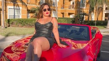Ex-BBB Maria Claudia posa em capô de carro conversível de R$ 350 mil: ''Tô um nojo''