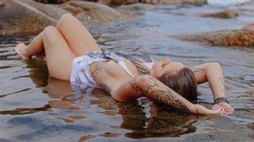 Natália Casassola quase mostra demais em foto com corpo molhado
