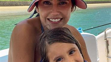 Deborah Secco posa de biquíni com a filha e constata: "Cada dia maior"