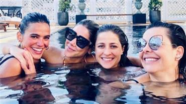 Festa na piscina reúne Bruna Marquezine, Fernanda Souza, Manu Gavassi e Sophia Abrahão