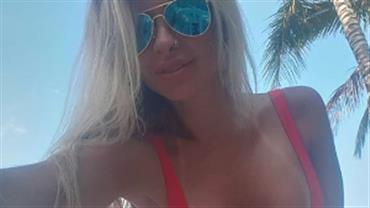 De maiô supercavado, Luna Alves sensualiza em praia e quase deixa "detalhe" escapar