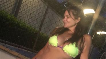 Aos 55 anos, Cristiana Oliveira exibe corpo enxuto em foto de biquíni: ''Neon bombando''