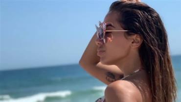 Anitta posa de biquíni e renova bronzeado em dia de praia no Rio
