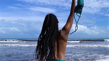 Bailarina do Faustão, Ivi Pizzott faz topless na praia e exibe bumbum avantajado