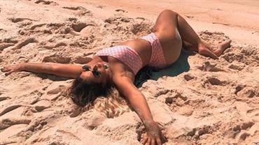 Valesca Popozuda posa 'à milanesa' na praia e fãs elogiam: "Musa do funk"