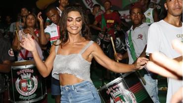 Juliana Paes se esbalda e cai no samba em ensaio da Grande Rio