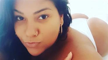 Mulher Filé posa com bumbum para o alto e brinca: "Hoje é dia de massagear o bife"