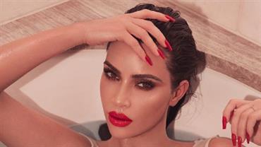 Kim Kardashian posa sexy em banheira e transparência chama atenção