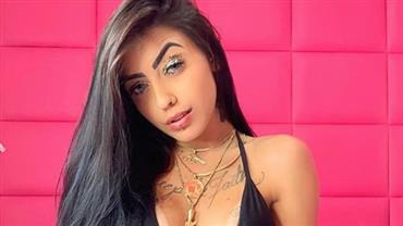 Mc Mirella usa biquíni pequeno demais e quase fica com seios à mostra em foto
