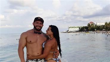 Priscila Pires exibe bumbum e combina estampas com marido em praia