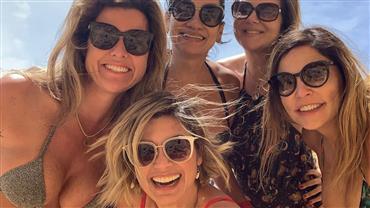 Flávia Alessandra curte viagem com amigas em Portugal e brinca em foto de biquíni