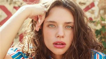 Bruna Linzmeyer posta foto nua em pose inusitada e divide opiniões