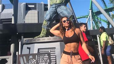 Viviane Araújo posa com estátua do Hulk e seguidores brincam: "Olha a Gracyanne ali atrás"