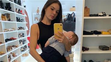 Isis Valverde posa com o filho em closet e quantidade de calçados chama atenção
