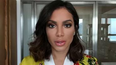 Anitta faz tutorial de maquiagem em inglês e brinca ao falar de cirurgias plásticas