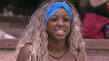 Ex-BBB Adélia Soares surge irreconhecível após perder 35 kg e fazer harmonização facial