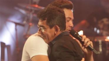 Wesley Safadão recebe pai de Gabriel Diniz ao homenagear cantor em show: "Homem de fé"