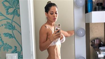 Mayra Cardi surpreende ao exibir corpo "sequinho" de lingerie 7 meses após dar à luz