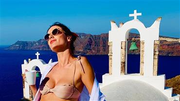 Alessandra Ambrosio posa de biquíni em Santorini e fã faz pedido: "Casa comigo?"