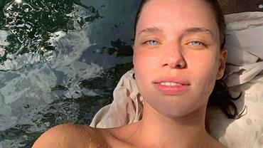Bruna Linzmeyer posa após banho e é comparada com atriz de "A Lagoa Azul"