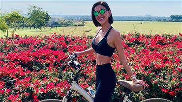 Mariana Rios exibe barriga em foto e fãs se espantam: "Mais magra que a bike"