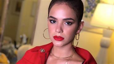 Bruna Marquezine surge de batom vermelho e lingerie à mostra em clique na web