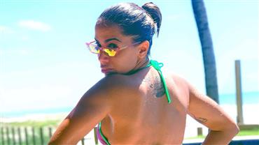 Anitta exibe corpão bronzeado em clique de biquíni e avisa: "Sempre quente, sempre picante"