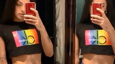 Pabllo Vittar faz selfie de calcinha e brinca com "jogo de espelhos"