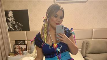 Grávida, Marília Mendonça posa com vestido de festa junina e ganha elogio do namorado