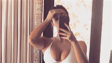 Kim Kardashian exibe corpão em selfie de biquíni branco